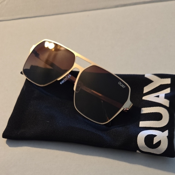 Quay Backstage Pass Sunglasses - Picture 4 of 6
